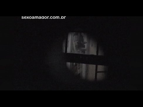 ❤️ Blondie filmohet fshehurazi nga një soditës i lagjes i fshehur pas tullave të zbrazëta ❌ Pornografi cilësore në sq.mailkassa.ru