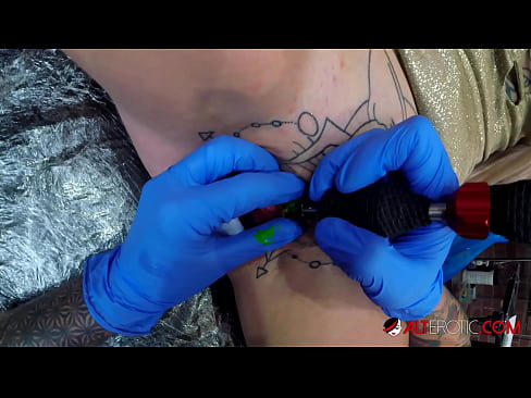 ❤️ E dashura jashtëzakonisht e bërë me tatuazhe, Sully Savage, bëri një tatuazh në klitorisin e saj ❌ Pornografi cilësore në sq.mailkassa.ru